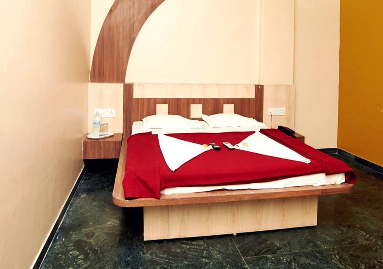 Hotel Three G Ширді Екстер'єр фото