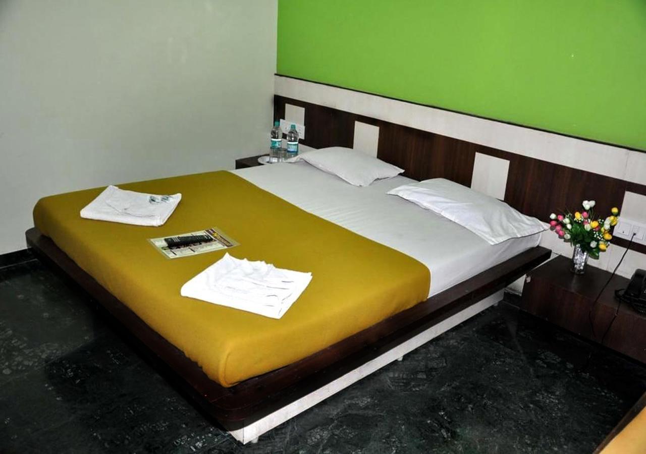 Hotel Three G Ширді Екстер'єр фото