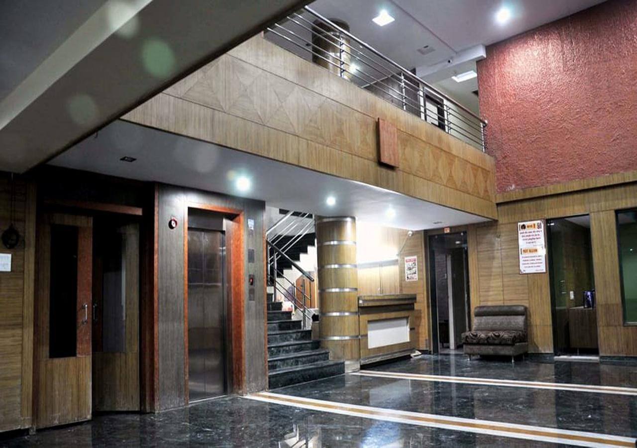 Hotel Three G Ширді Екстер'єр фото