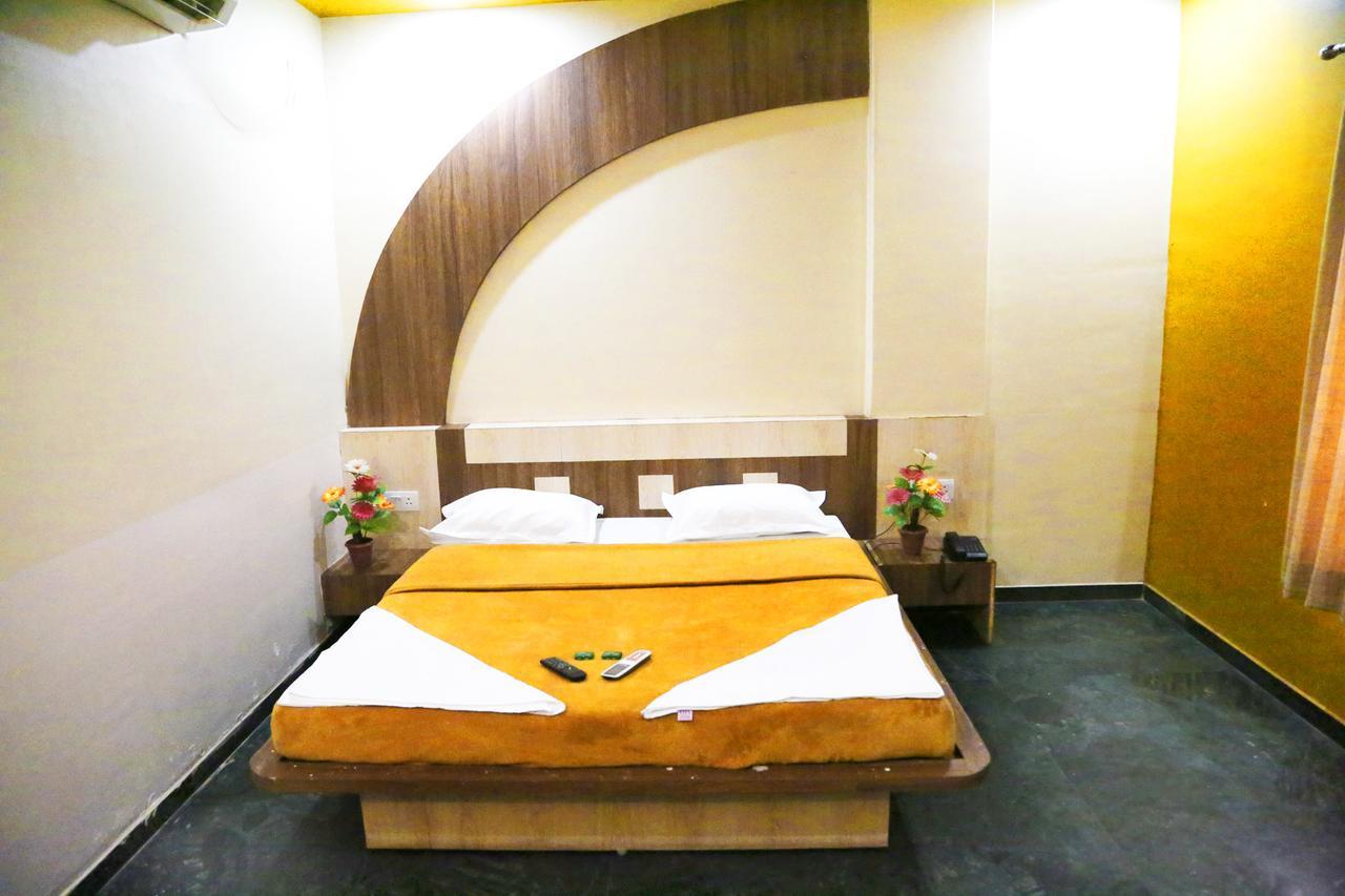 Hotel Three G Ширді Екстер'єр фото